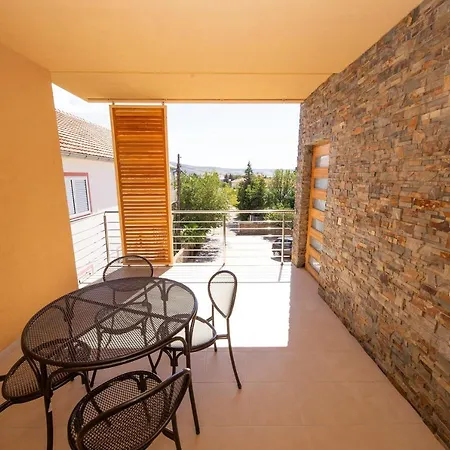 Francesca Apartman Starigrad-Paklenica