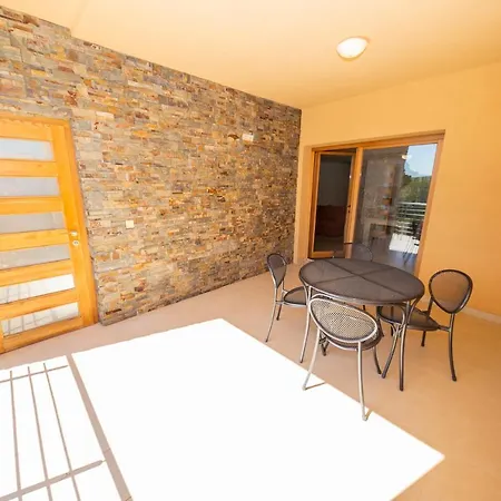 Francesca Apartman *