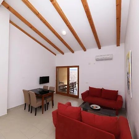 Francesca Apartman *