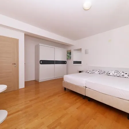 Francesca Apartman Starigrad-Paklenica