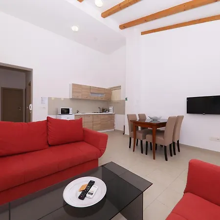 Francesca Apartman Starigrad-Paklenica