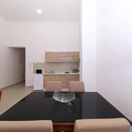 Francesca Apartman *